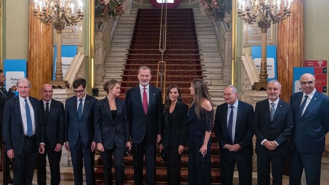 La familia real preside la entrega de los premios Princesa de Girona en el Liceu