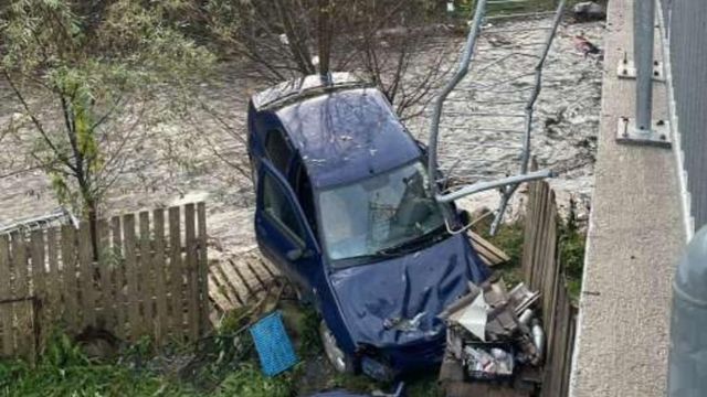 Un șofer s-a înfipt cu mașina în malul râului Dâmbovița, după ce a căzut de la câțiva metri de pe un pod, în Argeș