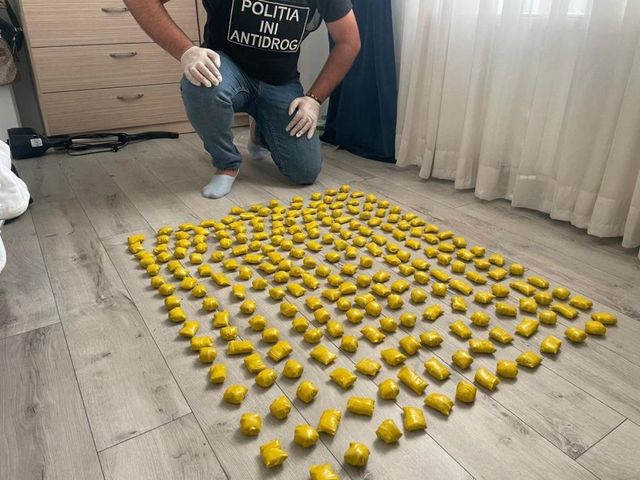 Grupare specializată în comercializarea drogurilor, destructurată de ofițerii Antidrog