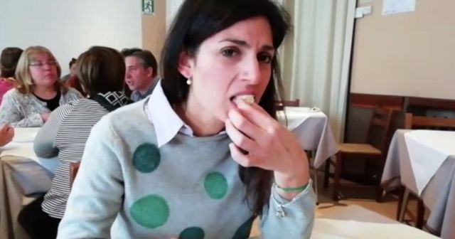 Raggi spiega a Salvini il debito di Roma con le molliche di pane