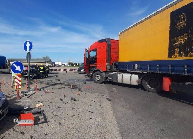 Grav accident între un camion și un BMW la Ciorescu: Un bărbat, transportat la spital în stare critică