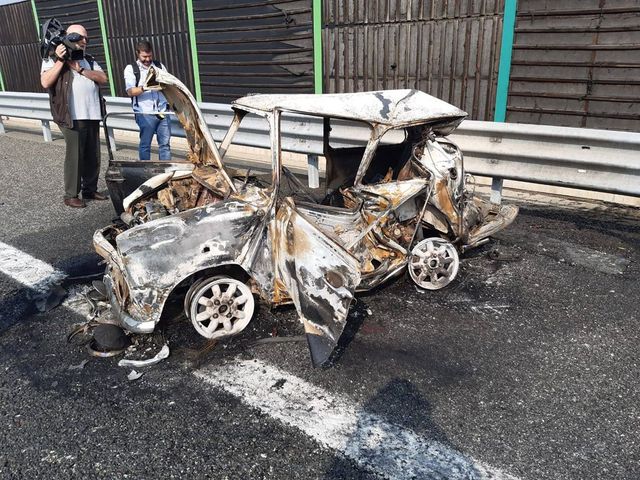 Auto in fiamme dopo incidente, morti padre e figlia