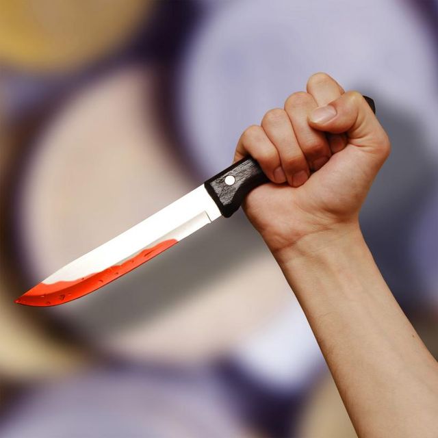 O femeie a înjunghiat un bărbat în plină stradă