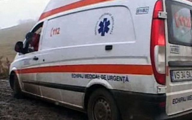Ambulanță împotmolită în noroi când mergea la un pacient în Vaslui