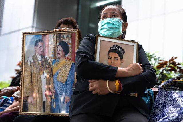 Addio alla regina Sirikit, 'madre della Thailandia'