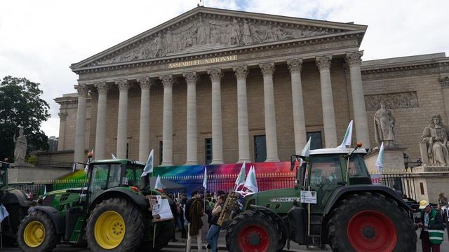 Los agricultores y taxistas se unen para bloquear Francia en protesta por la falta de apoyo y las leyes ‘abusivas’
