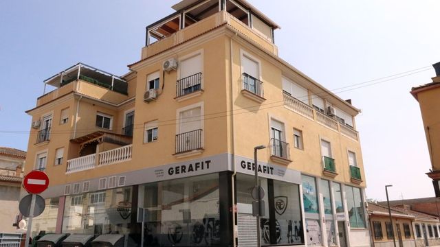 Un vecino de Granada se suicida tras herir con un puñal a su pareja y su hijo