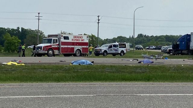 Carnagiu cu 15 morți în Canada, după ce un camion a lovit un autobuz