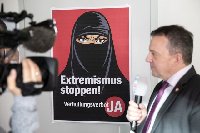 Megszavazták Svájcban, hogy ne lehessen arcot eltakaró ruhadarabot viselni
