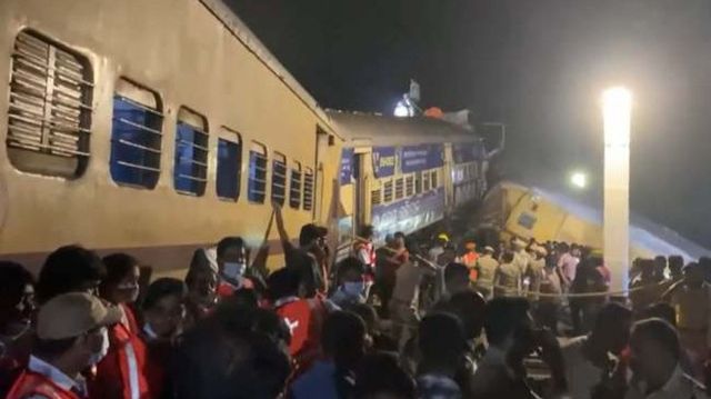 Cel putin 10 persoane au murit si peste 25 au fost ranite, dupa ce doua trenuri de pasageri s-au ciocnit in India