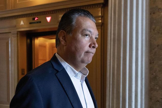 Alex Padilla, senatore dem Usa ammanettato a Los Angeles durante una conferenza stampa