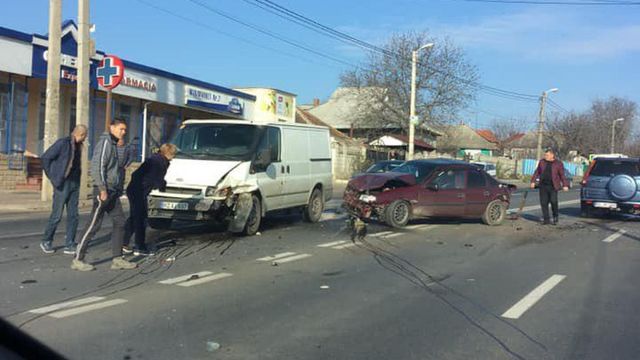 Accident cu implicarea a trei mașini la Peresecina: Un tânăr a avut de suferit