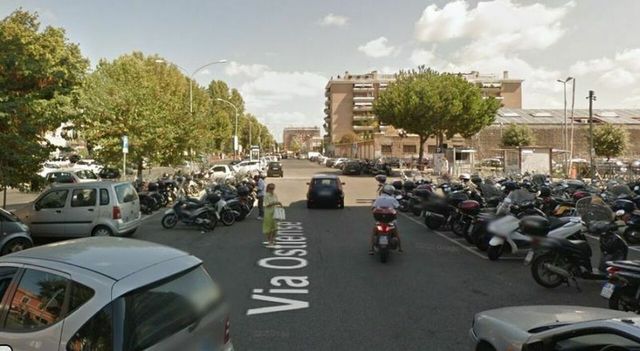 Spari contro un'auto a Roma, un ferito grave