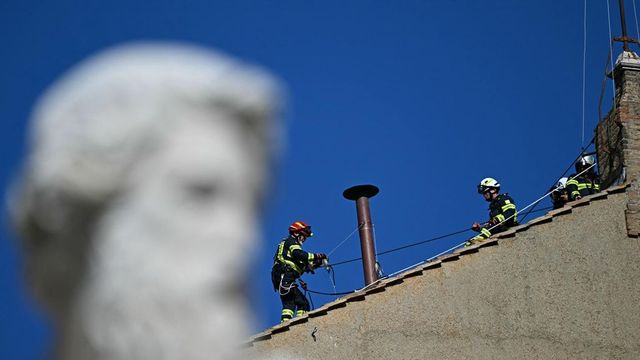 Feltették a pápaválasztási fordulók eredményét jelző kéménycsövet a Sixtus-kápolna tetejére