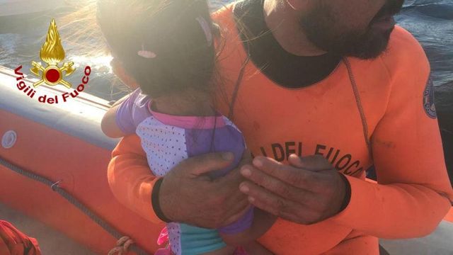 Cagliari, bimba di 3 anni alla deriva su materassino: salvata dai pompieri
