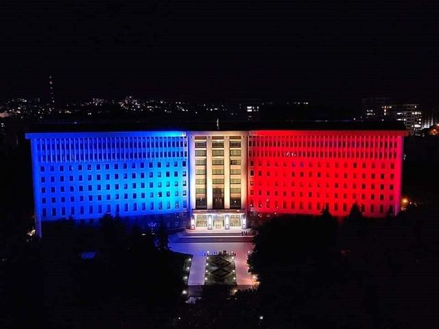 Clădirea Parlamentului, iluminată în culorile drapelului național, de Ziua Limbii Române
