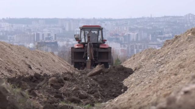 Gropi noi, filmate la un cimitir din Chișinău: Explicația lui Ceban