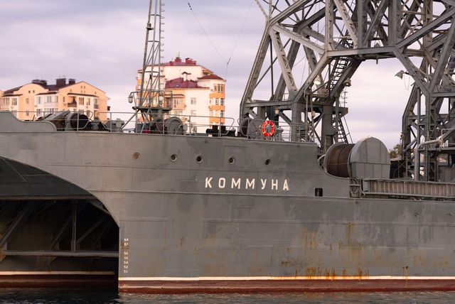 Ucraina spune că a lovit o navă rusă în Crimeea anexată