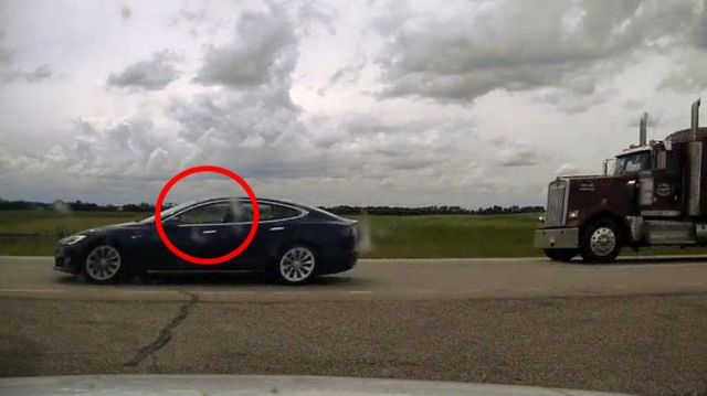 Un șofer, pus sub acuzare în Canada, după ce a adormit în timp ce mașina sa Tesla a accelerat până la 150 km/h