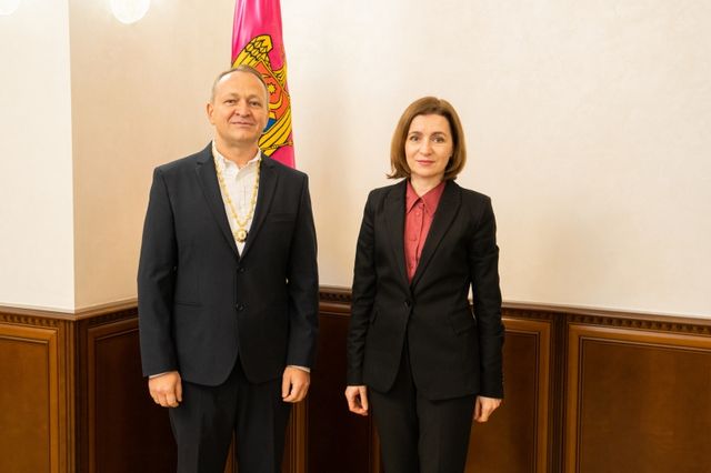 Maia Sandu l-a decorat pe maestrul internațional la șah, Viorel Iordachescu, cu distincția „Ordinul Republicii”