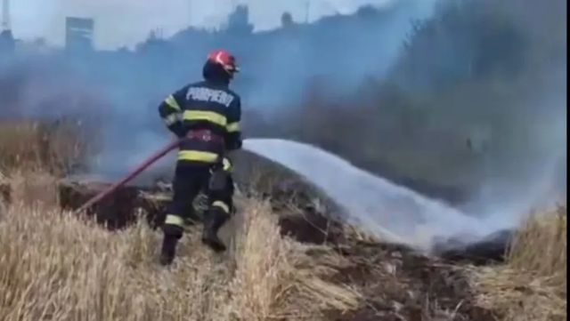 Incendiu devastator lângă Ploiești. Trafic blocat și mesaj Ro-Alert emis