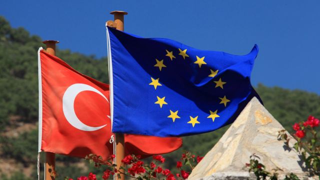Спиране на преговорите ЕС-Турция едва ли ще повлияе на сделката за мигрантите