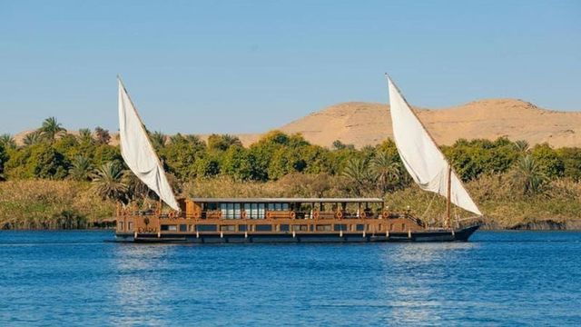 Egitto, in fiamme nave da crociera con 60 italiani a bordo: sono in buone condizioni