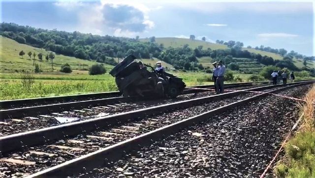 Cluj: Două persoane au murit după ce mașina în care se aflau a fost lovită de un tren