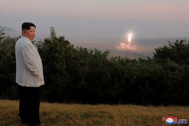 Coreea de Nord a lansat rachete de croazieră în largul coastei de est, sub supravegherea lui Kim Jong Un