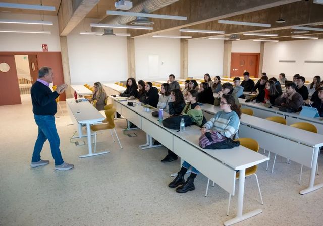 El Gobierno pone 27 millones para ampliar en 1.783 las plazas de Medicina en los campus públicos
