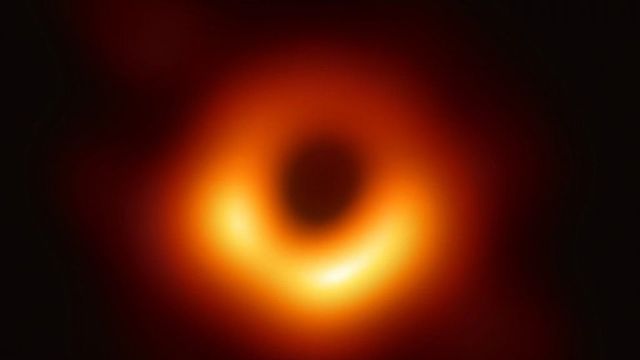 Астрономы показали первое фото черной дыры