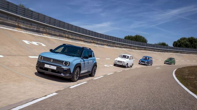 El emotivo encuentro entre el Renault 4 original y su reinterpretación eléctrica