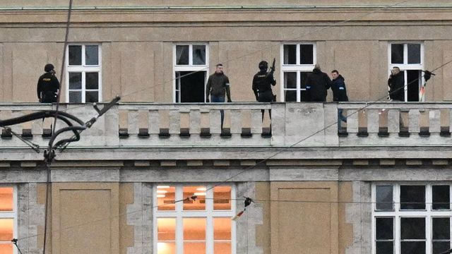 Morți și răniți într-un atac armat la o facultate din Praga