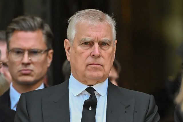 Regele Charles îi retrage fratelui său Andrew titlurile și reședința, în urma afacerii Epstein