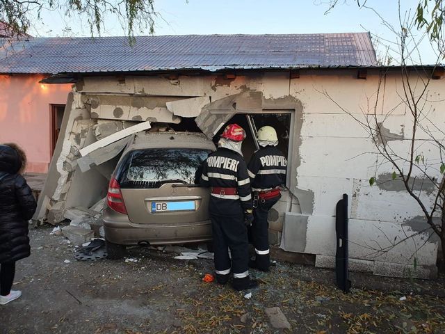 Accident în Ploiești. Un autoturism a intrat într-o casă după ce a fost lovit de o altă mașină