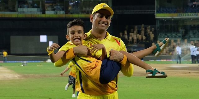 Watch: MS Dhoni joins Shane Watson and Imran Tahir’s sons in a sprint face-off at Chepauk