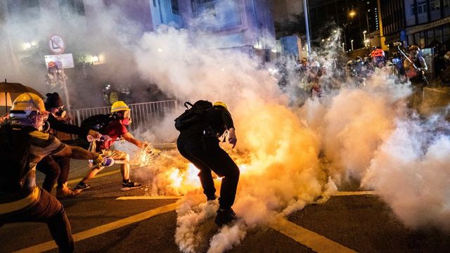 Violențe grave în Hong Kong. Un bărbat a fost incendiat și un altul împușcat