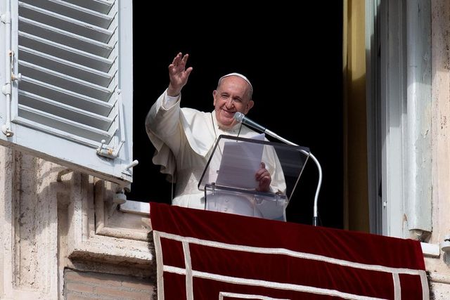 Giallo sul like del Papa alla modella brasiliana, il Vaticano chiede spiegazioni a Instagram