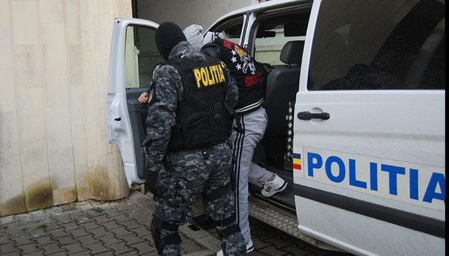 Trei tineri din București, suspectați de lipsire de libertate și proxenetism, au fost reținuți la Bistrița