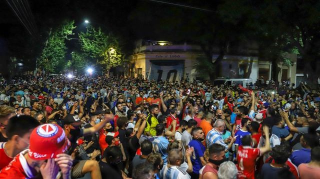 Sute de oameni s-au adunat la palatul prezidențial din Buenos Aires, unde a fost depus sicriul cu Maradona