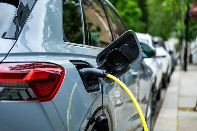 Mașinile hibride plug-in poluează aproape la fel de mult ca cele pe benzină, afirmă un nou studiu