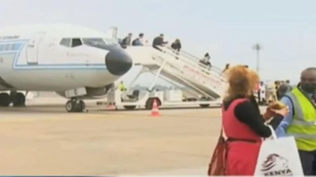 VIDEO Aterizarea unui avion cu turisti romani in Kenya, motiv de breaking news
