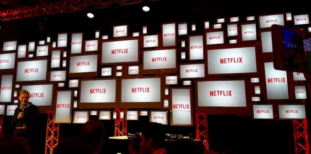 Netflix, în cădere liberă. Acțiunile companiei au scăzut cu 46% de la începutul anului