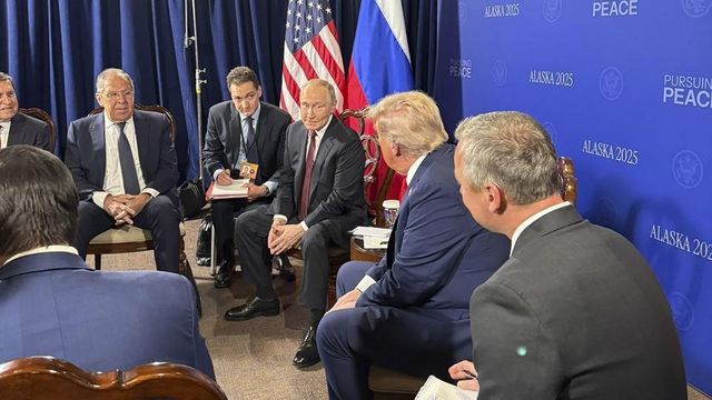 Encuentran en un hotel de Alaska documentos confidenciales de la cumbre de Trump y Putin