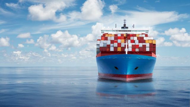 Primele nave civile folosesc coridorul temporar pentru a ajunge în porturile ucrainene
