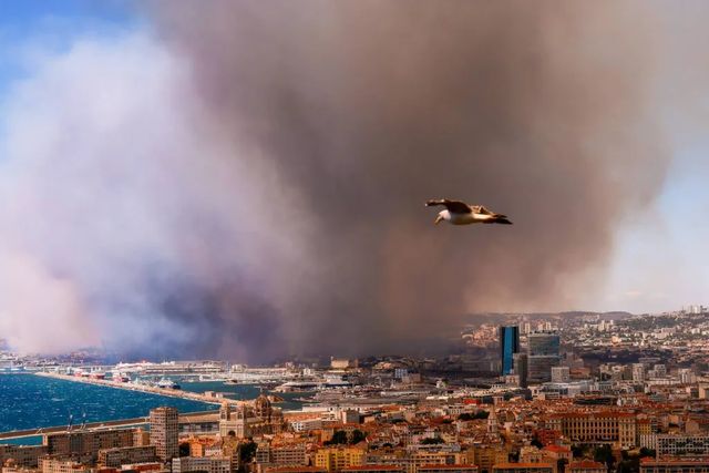 Incendio a Marsiglia, le fiamme hanno raggiunto la città