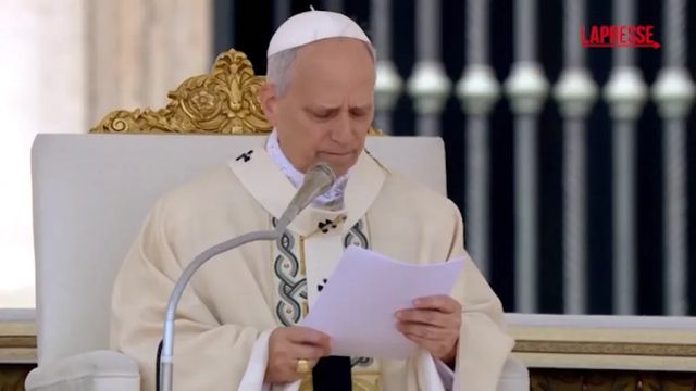 Papa: è l’ora dell’amore, Chiesa apra le braccia al mondo