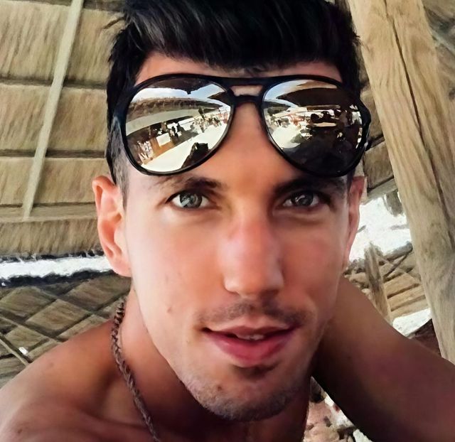 Sblocca il telefono del figlio ucciso e trova il video-selfie del presunto omicida