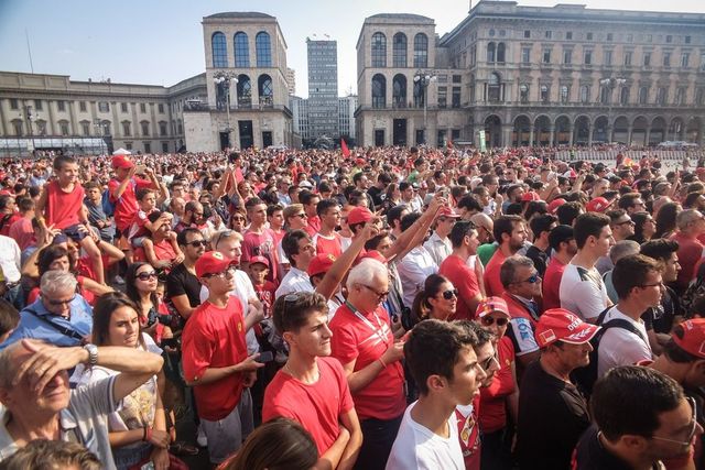 Ferrari, festa in Piazza Duomo per i 90 anni del Cavallino
