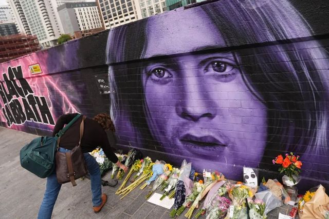 Funerali Ozzy Osbourne, migliaia di fan al corteo funebre a Birmingham